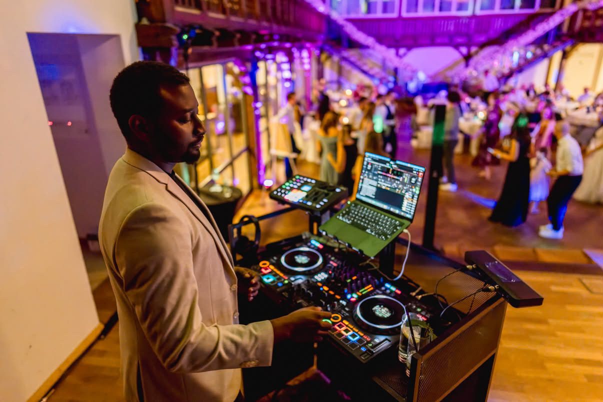 DJ Gatien am Pult, dahinter die Tanzfläche einer Hochzeit