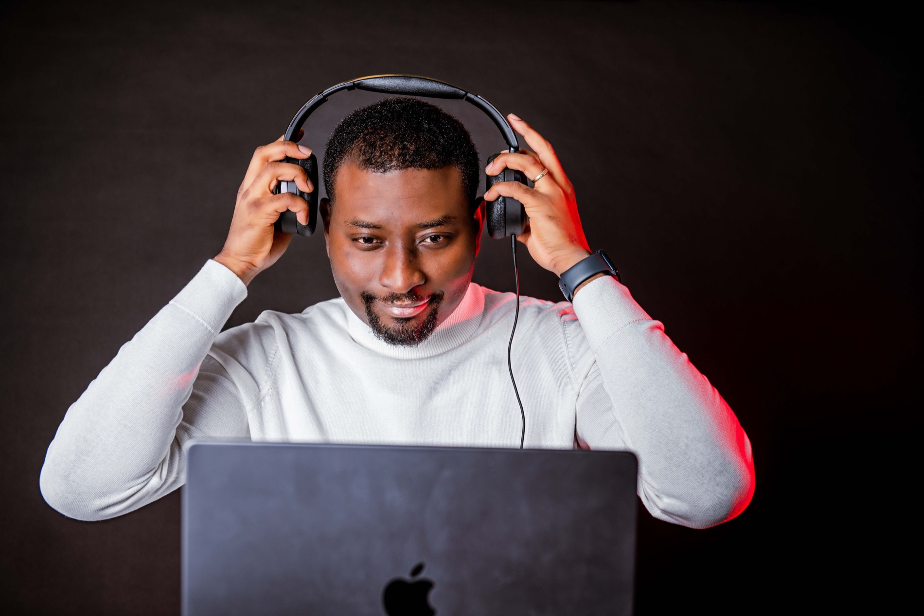 DJ Gatien mit Kopfhörern