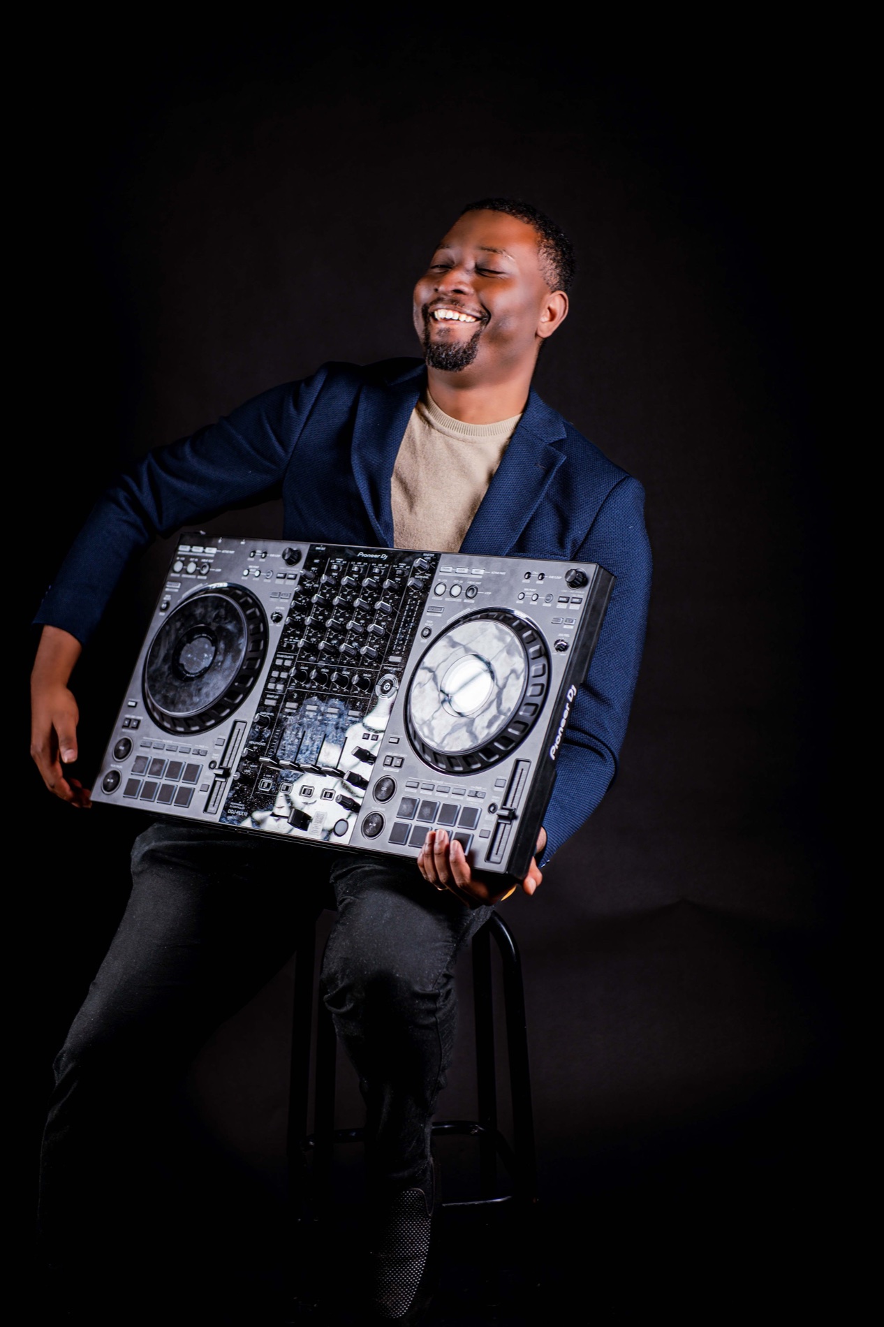DJ Gatien mit DJ-Equipment